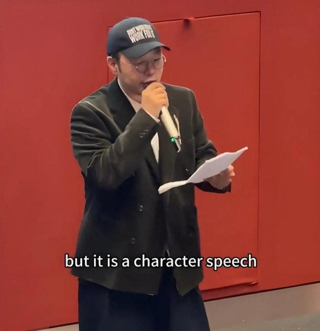 杜海涛在毕业典礼上亲吻沈梦辰