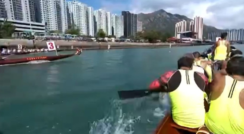 4号龙舟健儿落力划艇。