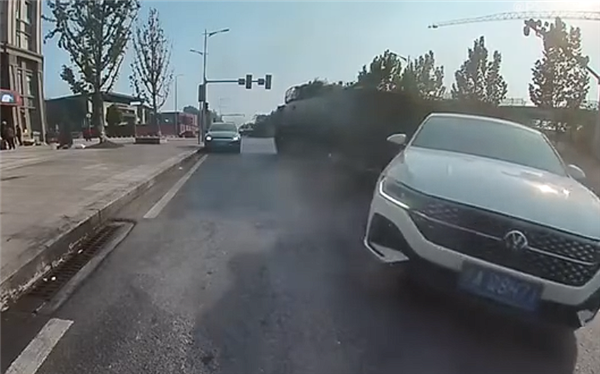 轿车违规掉头撞装甲车