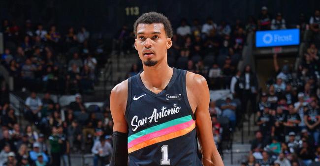 文班亚马左小腿拉伤将缺席数周