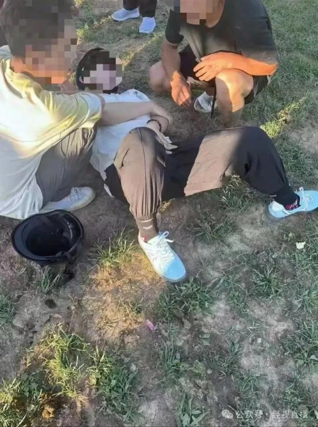 长白山一游客被马踢中腹股沟