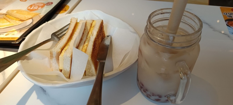 从楼主上传的照片可见，厚切鲜油多卖相相当不错，酥脆吐司夹着厚切牛油，再配上1杯红豆冰，十分“抵食”（图片来源：Facebook）