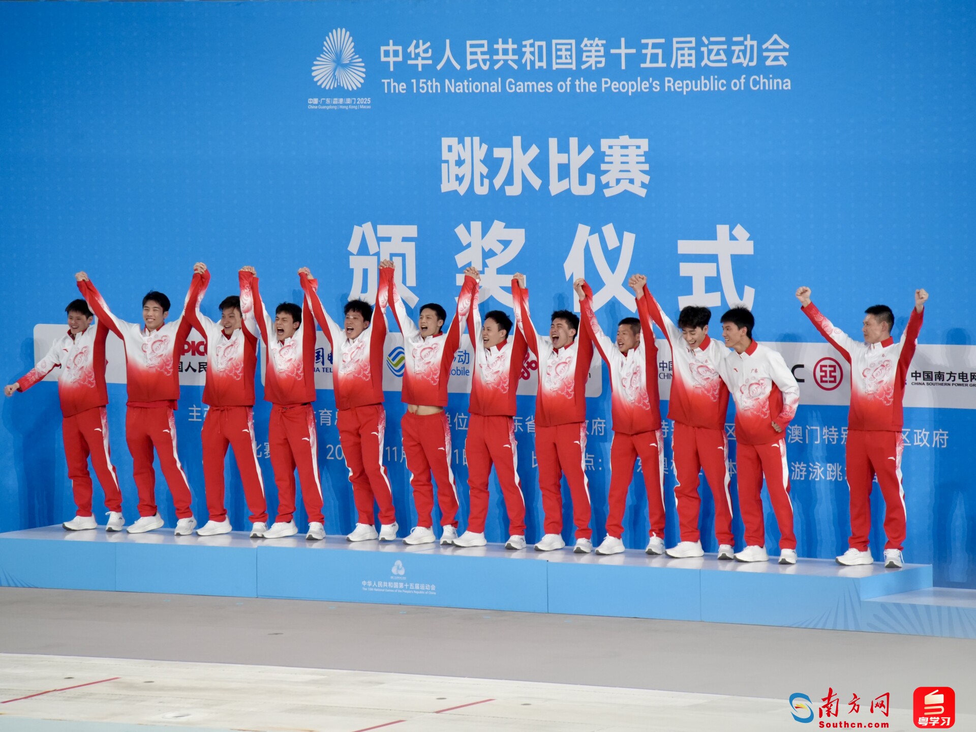 我们是冠军！振臂欢呼是少年意气的最佳体现