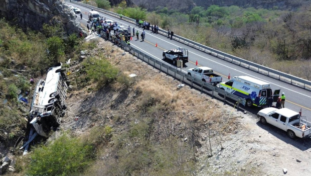 墨西哥瓦哈卡一辆巴士于当地一高速公路侧翻，造成18人死亡。