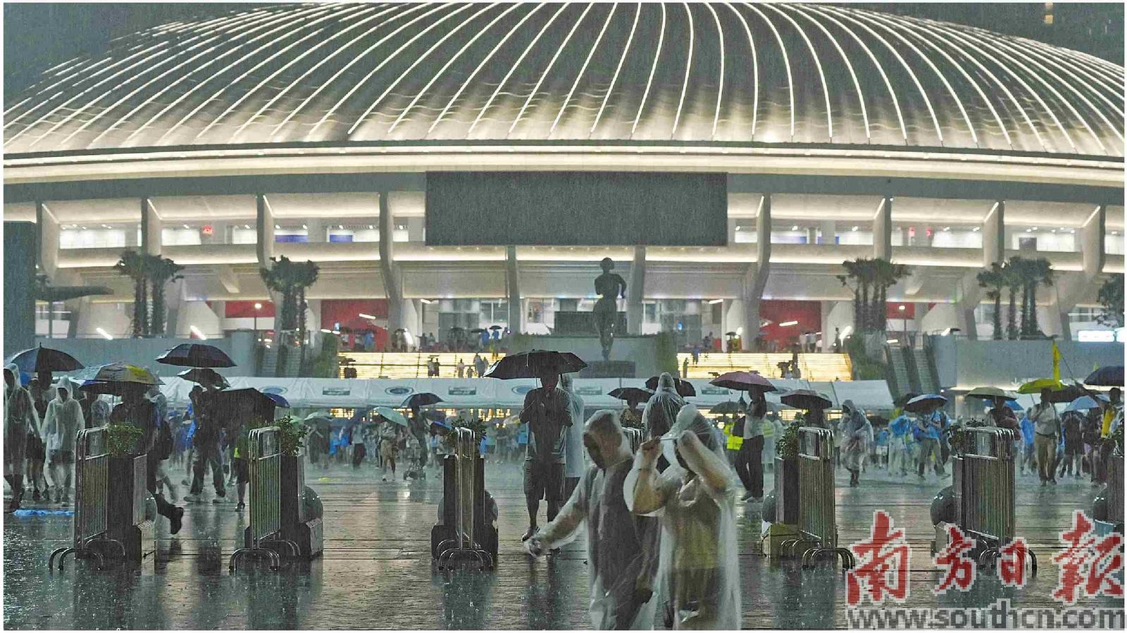 7月19日晚,受台风“韦帕”影响,深圳市区下起了暴雨。大量刚看完女篮亚洲杯和中超深圳新鹏城比赛的市民冒雨离场回家。南方日报记者 姚志豪 摄
