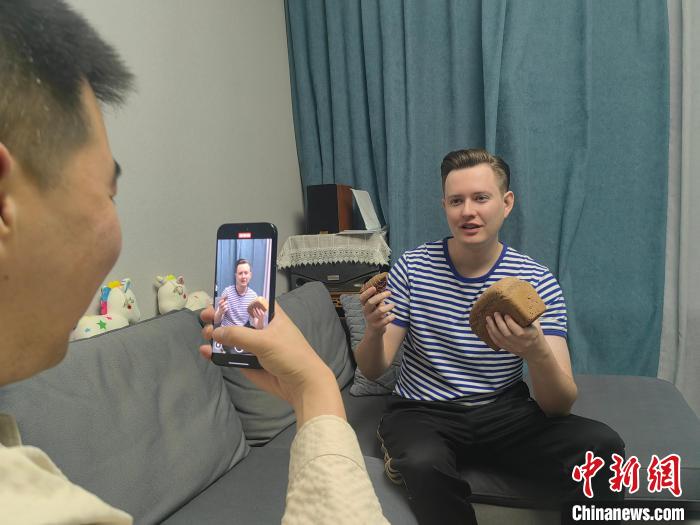 俄罗斯青年吉林创业成网红:解码中西文化 寻找“会心一笑”