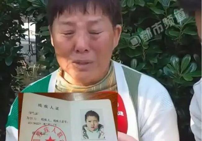 自闭症少年坠楼后病危