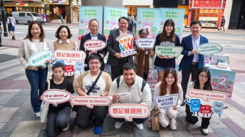 陈国基(后排中)上周末率领一众官员到铜锣湾的选民登记街站,呼吁市民积极办理选民登记手续。 陈国基(后排中)上周末率领一众官员到铜锣湾的选民登记街站,呼吁市民积极办理选民登记手续。