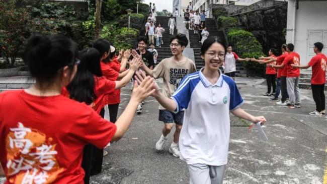 挑行李回家的女孩为何受到称赞 朴实坚韧打动人心