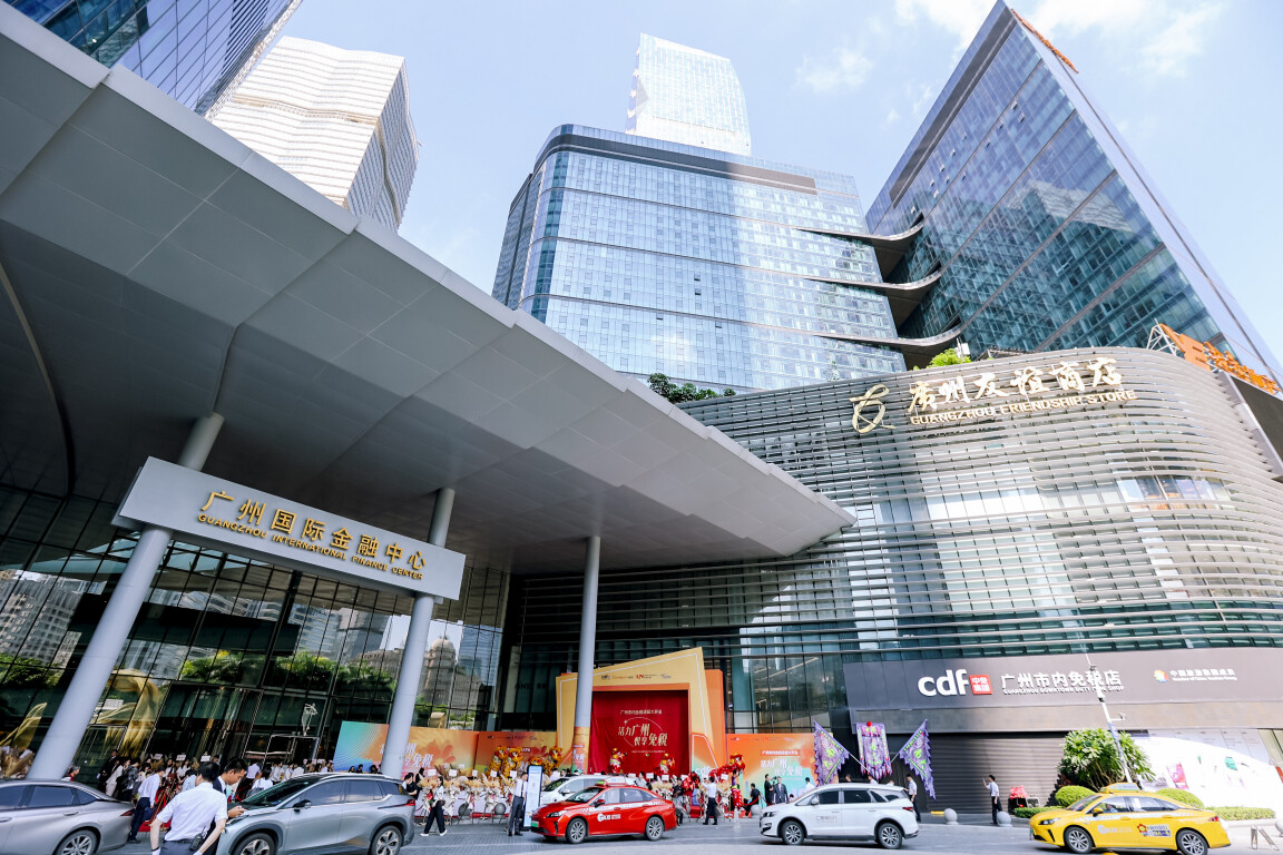 8月26日上午,广州市内免税店正式开门迎客。通讯员供图