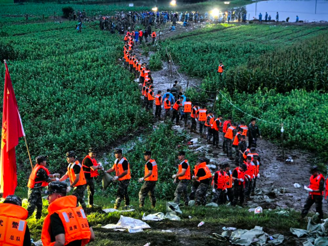 6月22日,武警官兵在抢险现场搬运沙袋。新华社发 6月22日,武警官兵在抢险现场搬运沙袋。新华社发