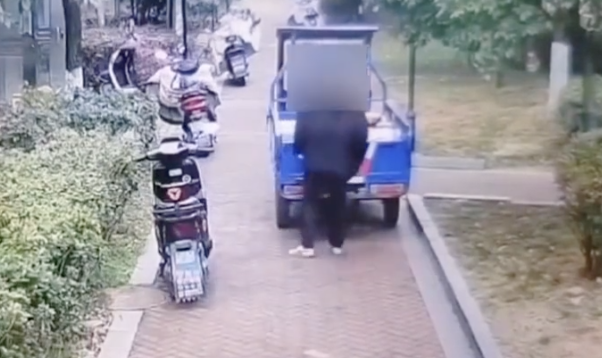 男子网购货到付款 跟踪快递员行窃