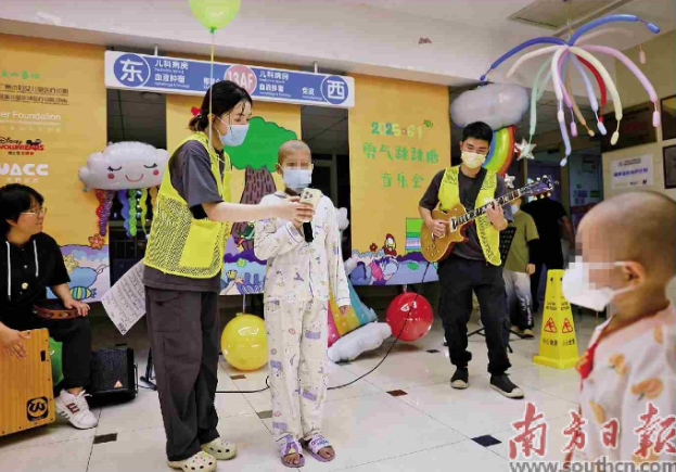 10岁的珍珍在音乐治疗师的帮助下,上台演唱歌手方大同的歌曲《特别的人》。 南方日报记者 梁钜聪 摄