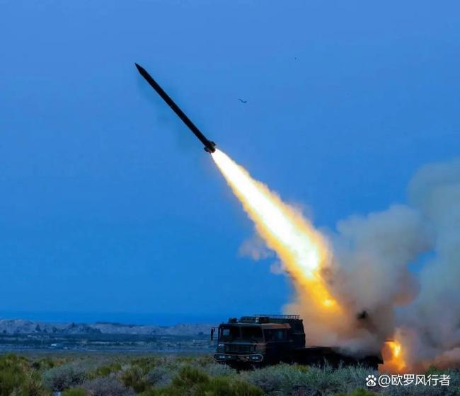 解放军远火对海射击精准命中小木板