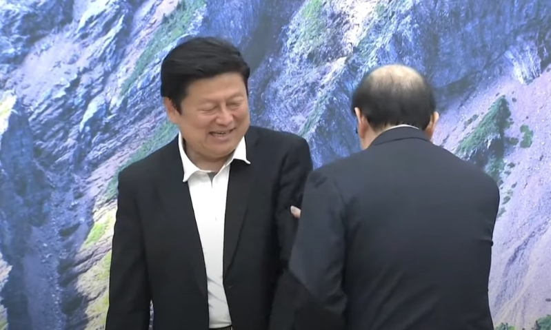 卓荣泰今(7)日下午2点邀请“立院”朝野党团协商,然而柯建铭到场后不满座位安排,甚至要同场的傅昆萁让座。 卓荣泰今(7)日下午2点邀请“立院”朝野党团协商,然而柯建铭到场后不满座位安排,甚至要同场的傅昆萁让座。