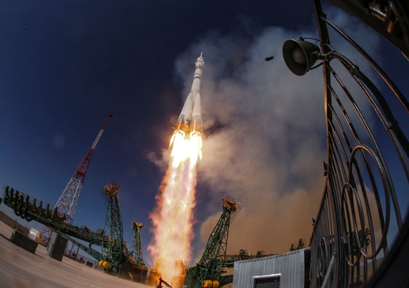 2025年4月8日,俄罗斯联合号(Soyuz MS-27)顺利将由俄罗斯航天员莱兹可夫(Sergei Ryzhikov)和朱布里茨基(Alexei Zubritsky)以及NASA航天员金乔尼(Jonathan Kim)送抵国际空间站。路透社.jpg 2025年4月8日,俄罗斯联合号(Soyuz MS-27)顺利将由俄罗斯航天员莱兹可夫(Sergei Ryzhikov)和朱布里茨基(Alexei Zubritsky)以及NASA航天员金乔尼(Jonathan Kim)送抵国际空间站。路透社.jpg