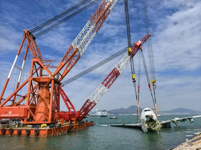 广州打捞局成功将坠海货机机身前段打捞出水。