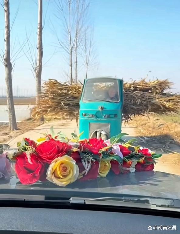 三轮车遇婚车主动退让