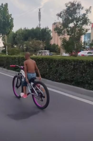 赤膊男孩多次骑跑他人自行车