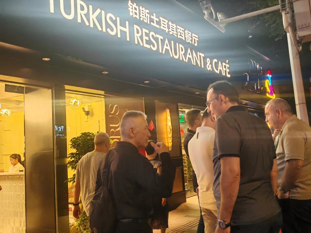 多名外国人在一家土耳其餐厅外排队。新华社记者王军伟 摄