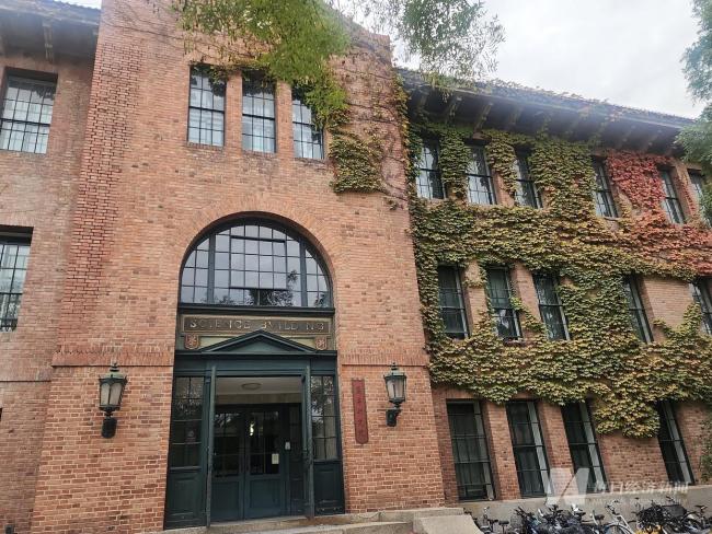 清华学生:杨振宁成就已超越诺尔贝奖