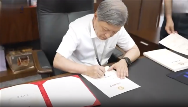王树国签发福耀科技大学首批录取通知书