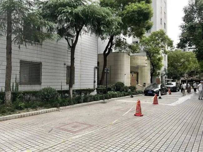 小区外墙瓷砖脱落砸9辆车