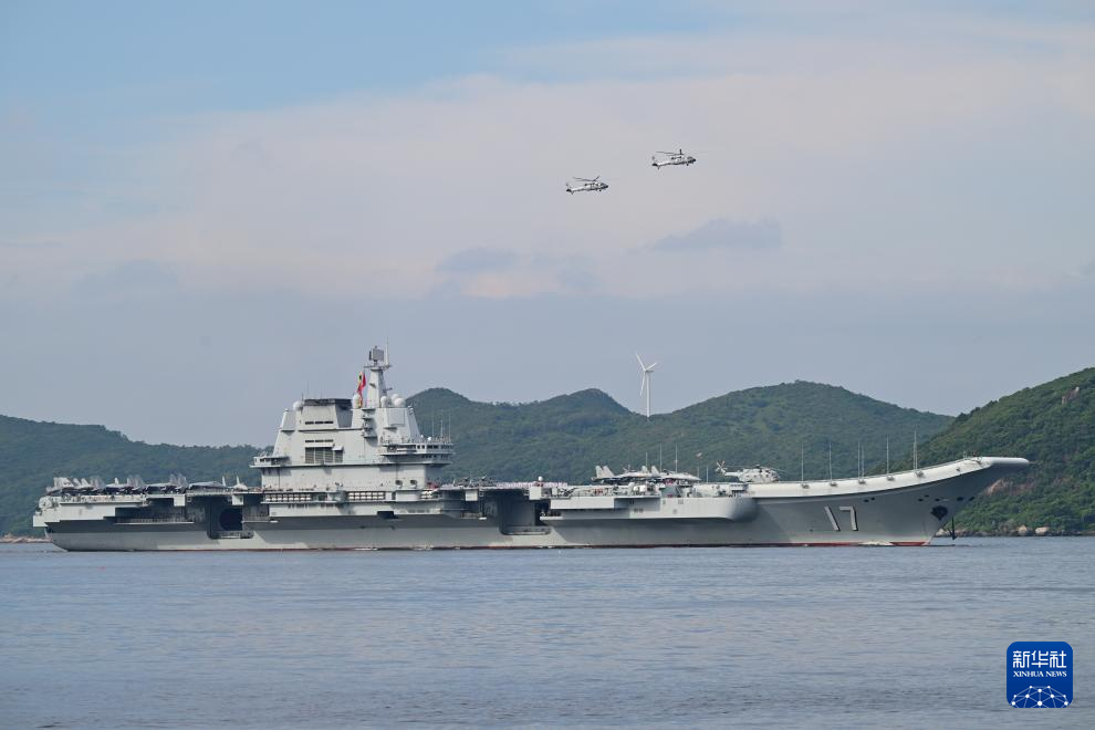 7月3日,中国海军山东舰航母编队抵达香港。这是山东舰行进在香港水域。新华社记者 朱炜 摄