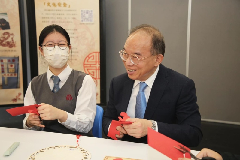 曾国卫访黄大仙区中学