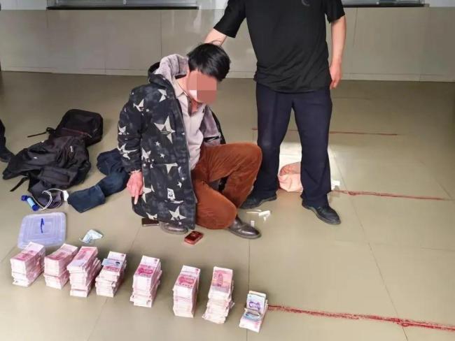 网逃人员带70余万现金“隐居”山洞