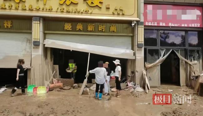 当地警方调查金饰被洪水冲走