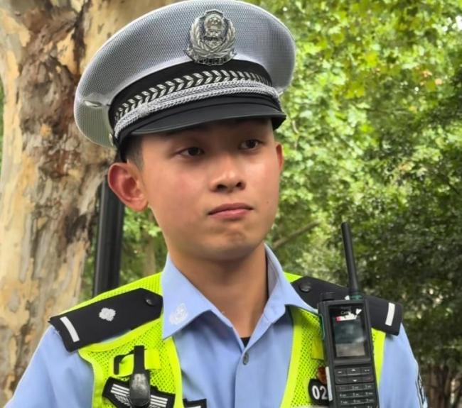 上海帅气交警“撞脸”演员张译
