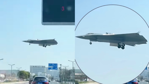 解放军空军最新的无尾翼匿踪战机歼-36（J-36）再度现身，这次有民众在路上拍到这架有3具引擎的重型战术战机，影片在网路上疯传。