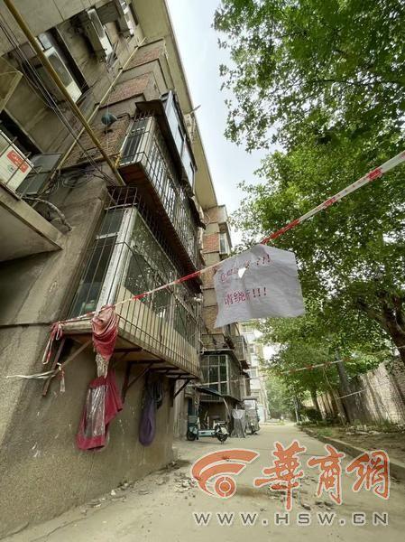 大风中西安一40年老楼两户阳台坠落