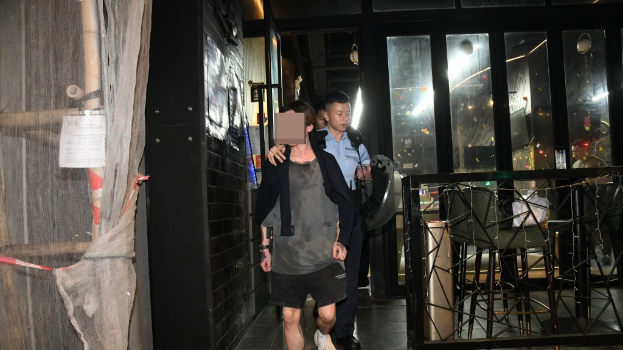 警方拘捕一男一女,涉嫌“在公众地方打斗”。 警方拘捕一男一女,涉嫌“在公众地方打斗”。