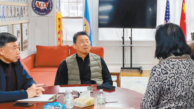 张女士(右一)与刘女士(右二)向美国亚裔社团联合求助。