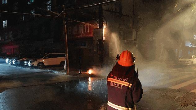 高温天变压器爆炸男子以为放鞭炮