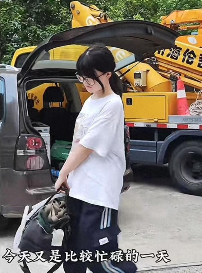 高一女生暑假每日帮爸爸安装空调