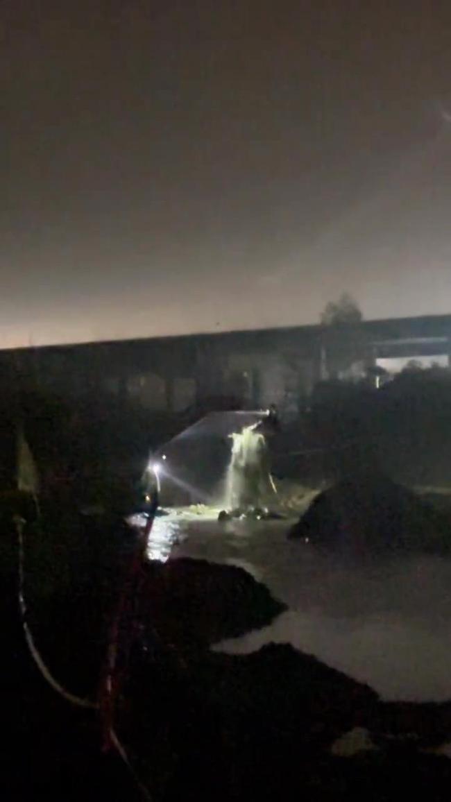 湖南洞口县有挖机深夜挖沙？当地回应