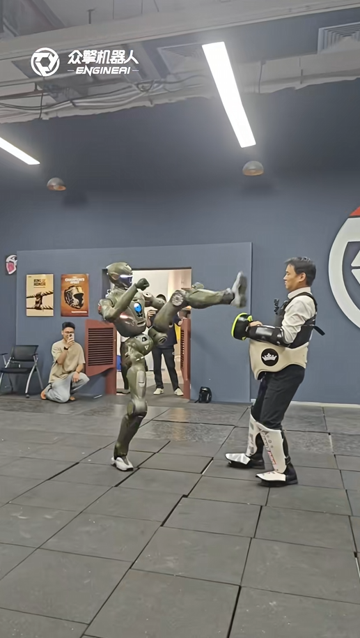 众擎T800人形机器人踹翻自家CEO