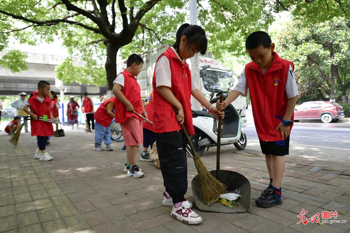 从课堂到岗位 青少年暑期职业体验感受劳动荣光 从课堂到岗位 青少年暑期职业体验感受劳动荣光