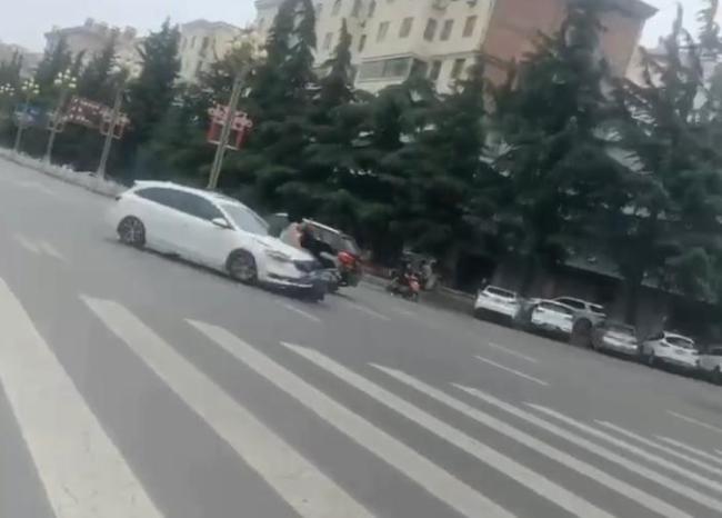 社区女书记开车追撵女子 警方通报