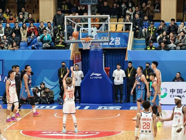 四川男篮“全华班”出战不敌广州队