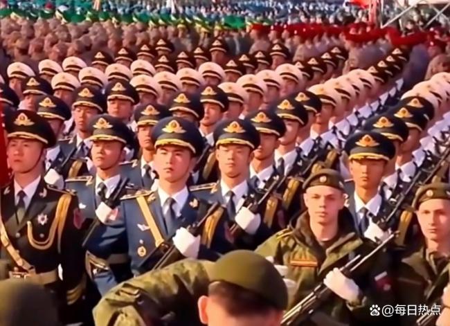 多国士兵纷纷跟解放军仪仗队合影