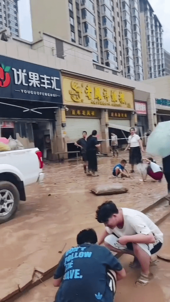 老凤祥金店门前，民众在附近“淘金”。