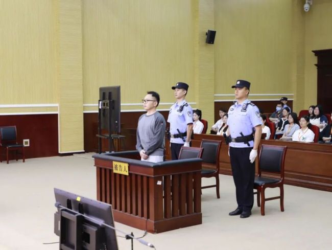 违规放贷63.9亿、受贿超2亿 闫桂军案一审开庭