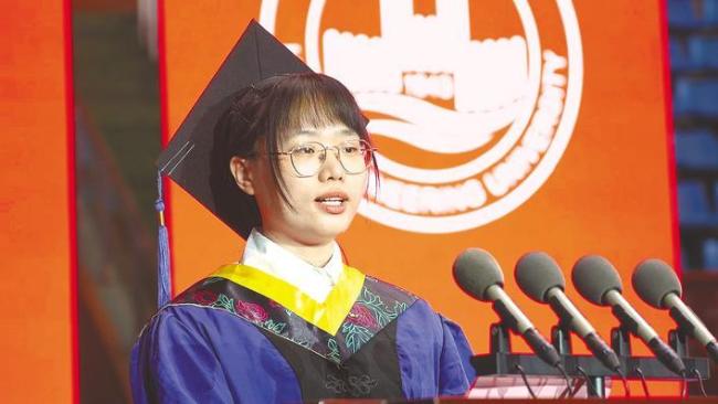 邻居接力抚养的女孩考上博士