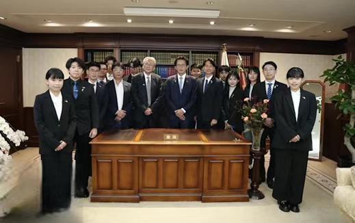 黄国昌与高市早苗办公桌合影被群嘲