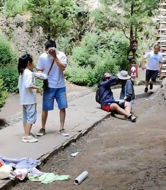 游客在景区被落石砸伤 景区已封闭