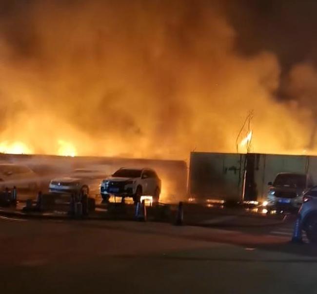 当地回应一商场附近突发火情